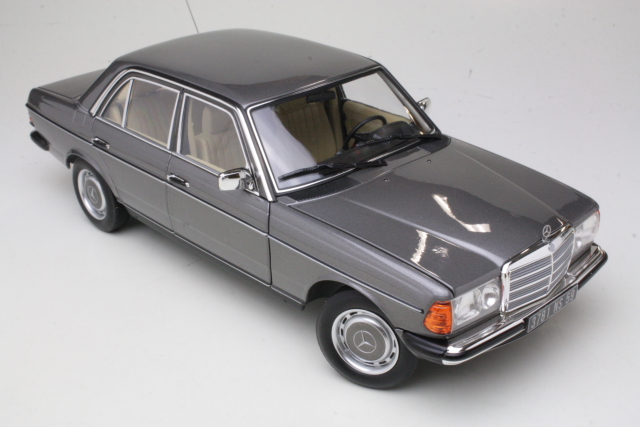 Mercedes 200 (w123) 1982, grey - Click Image to Close