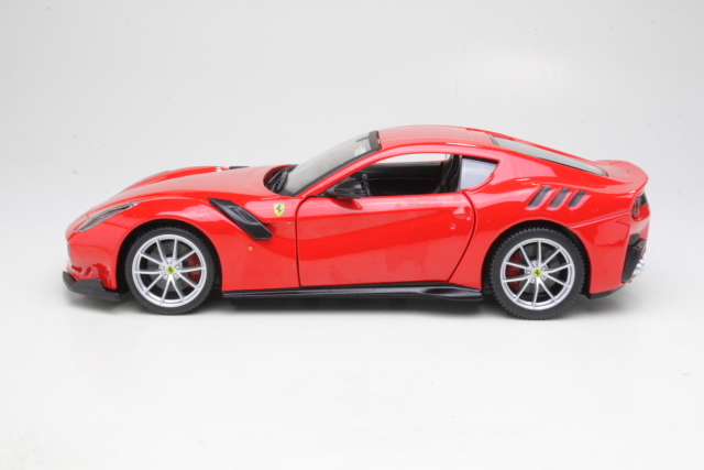 Ferrari F12 TDF 2016, punainen