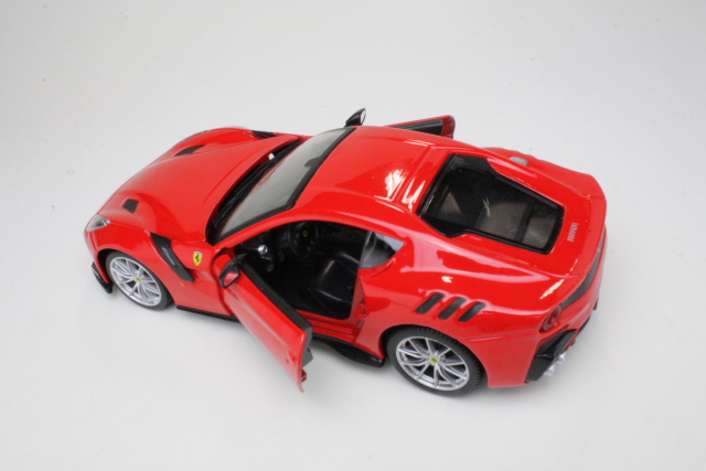 Ferrari F12 TDF 2016, punainen