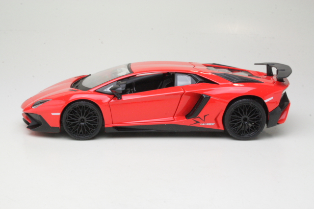 Lamborghini Aventador LP750-4 SV, punainen - Sulje napsauttamalla kuva