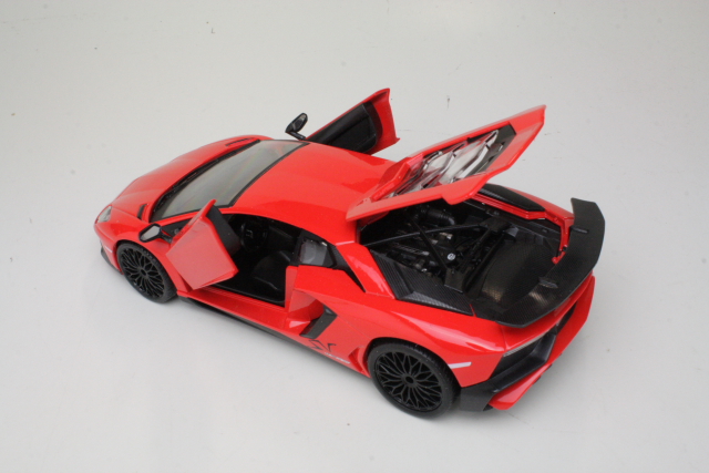 Lamborghini Aventador LP750-4 SV, punainen - Sulje napsauttamalla kuva
