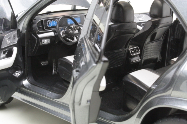 Mercedes GLE 2019, harmaa