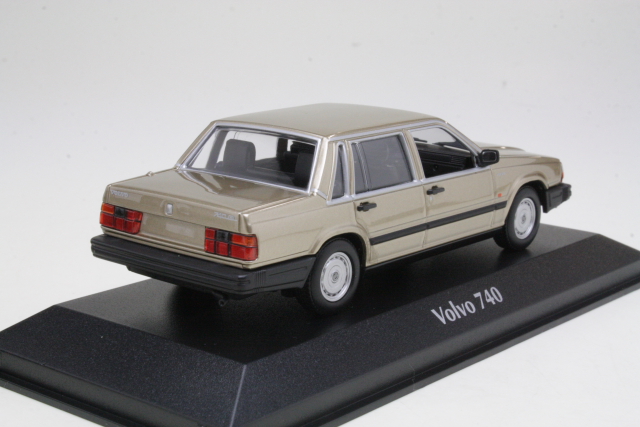 Volvo 740GL 1986, gold