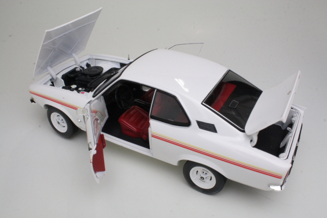 Opel Manta A Swinger 1975, valkoinen