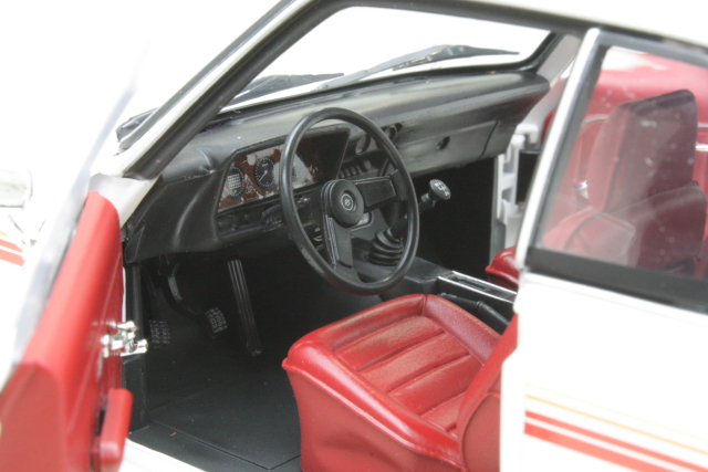 Opel Manta A Swinger 1975, valkoinen