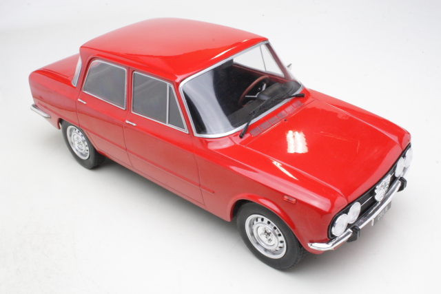 Alfa Romeo Giulia Nuova Super 1974, punainen