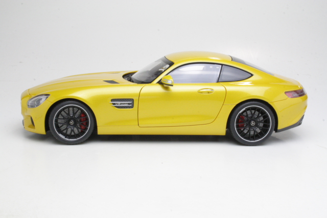 Mercedes GT-S AMG (C190) 2016, keltainen