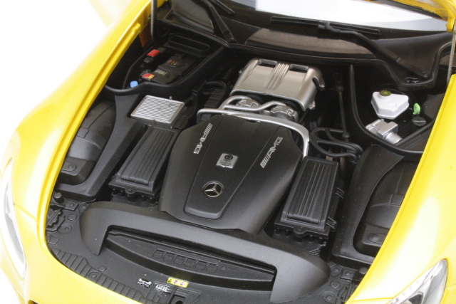 Mercedes GT-S AMG (C190) 2016, keltainen