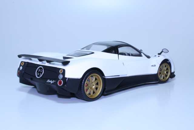 Pagani Zonda F 2009, valkoinen