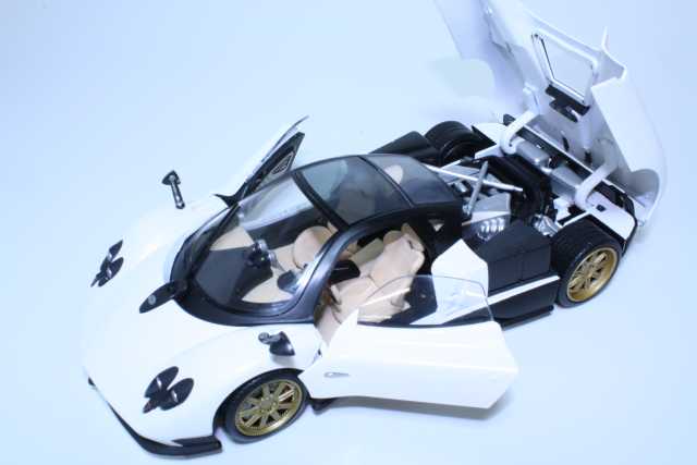 Pagani Zonda F 2009, valkoinen