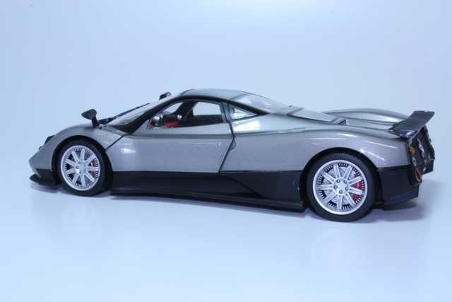Pagani Zonda F 2009, harmaa