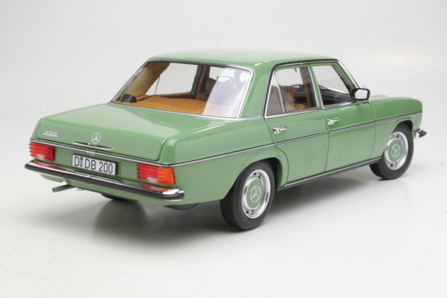 Mercedes 200 (w115) 1973, vihreä