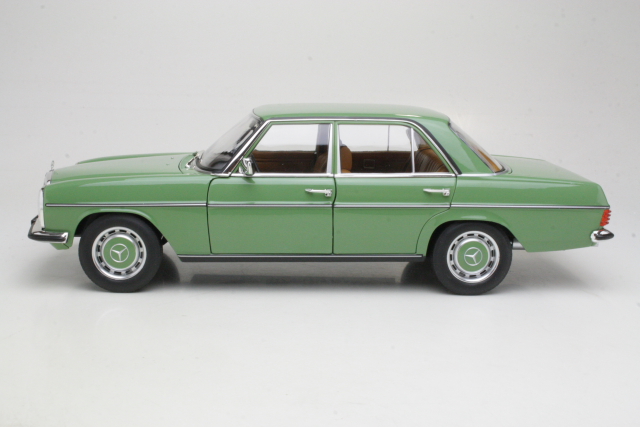 Mercedes 200 (w115) 1973, vihreä
