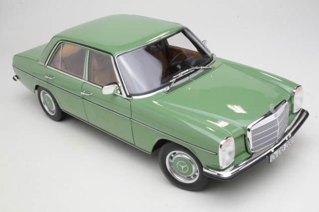 Mercedes 200 (w115) 1973, vihreä