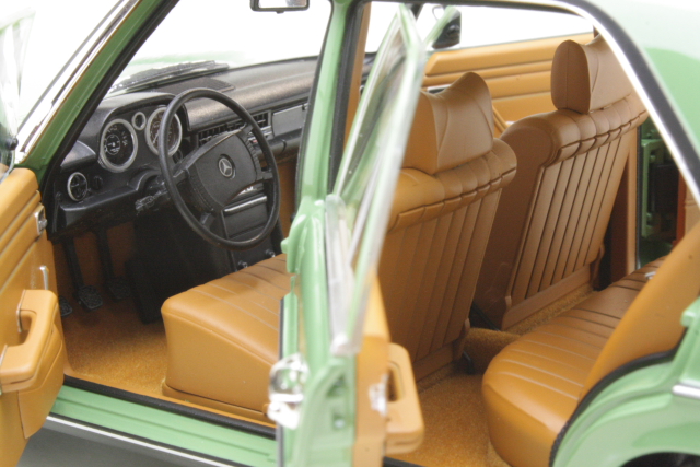Mercedes 200 (w115) 1973, vihreä - Sulje napsauttamalla kuva