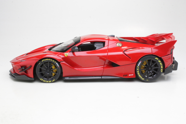 Ferrari FXX-K Evo Hybrid 6.3 V12 1050hp 2018, punainen - Sulje napsauttamalla kuva