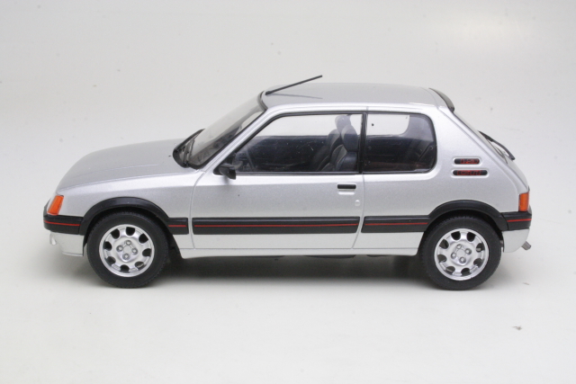 Peugeot 205 GTi 1988, hopea - Sulje napsauttamalla kuva