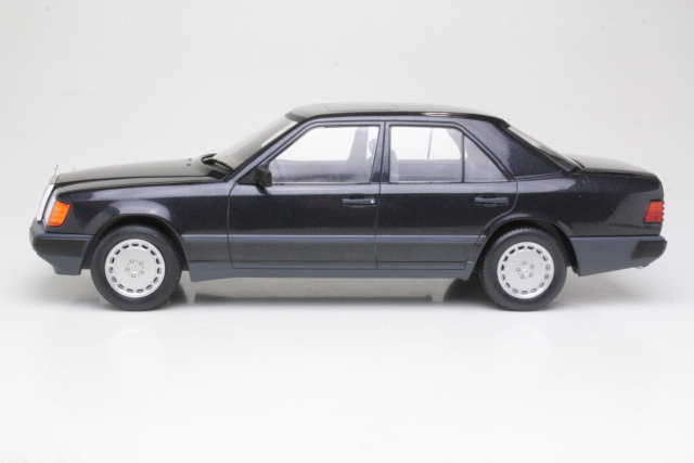 Mercedes 300E (w124) 1984, musta