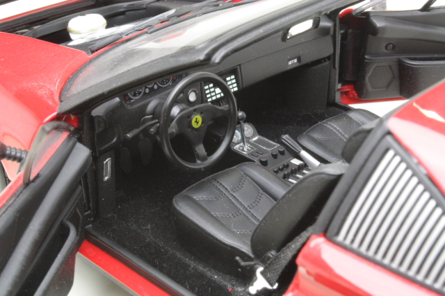 Ferrari 308 GTS Quattrovalvole, punainen - Sulje napsauttamalla kuva