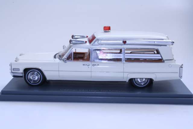 Cadillac S&S Ambulance 1966, valkoinen