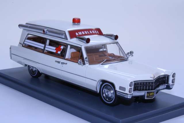 Cadillac S&S Ambulance 1966, valkoinen