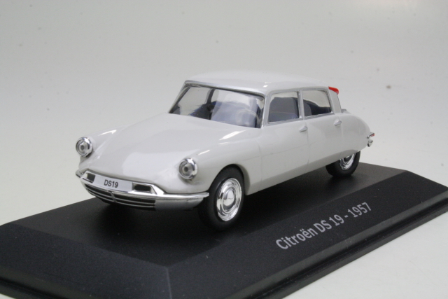 Citroen DS19 1957, vaaleanharmaa - Sulje napsauttamalla kuva