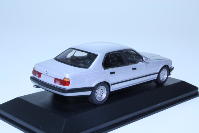 BMW 7-series (e32) 1986, hopea