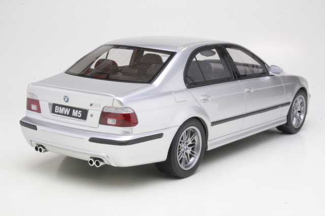 BMW M5 (e39) 2002, silver