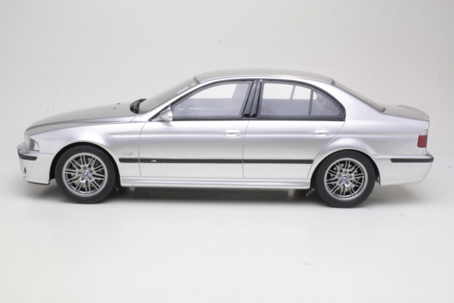 BMW M5 (e39) 2002, silver