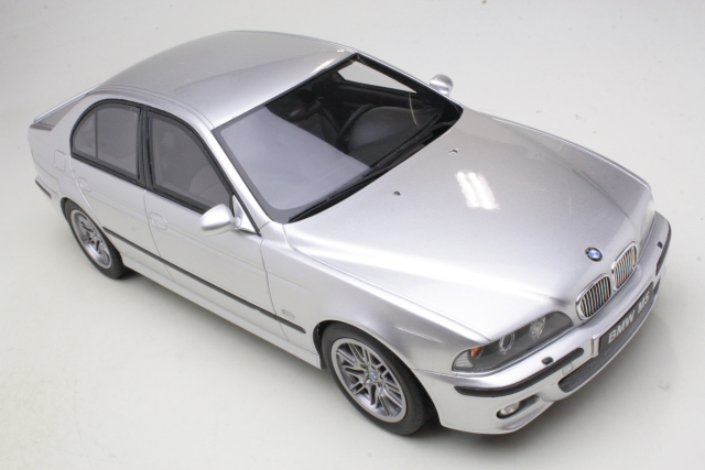 BMW M5 (e39) 2002, silver