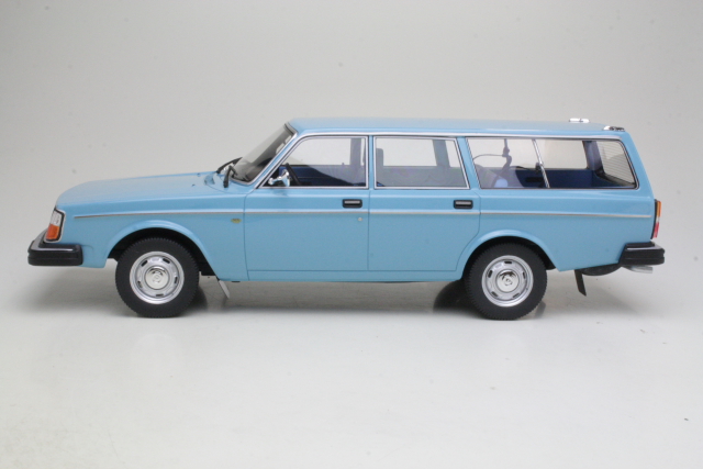 Volvo 245DL Station Wagon 1975, light blue
