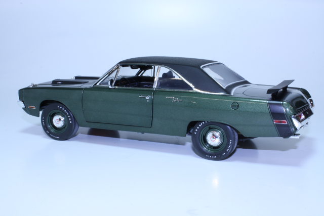 Dodge Dart Swinger 340 1970, tummanvihreä