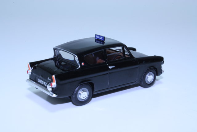 Ford Anglia 105E Poliisi, musta