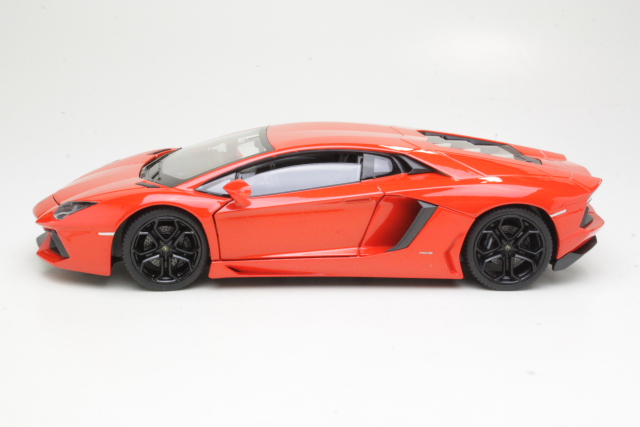 Lamborghini Aventador LP700-4 2011, orange