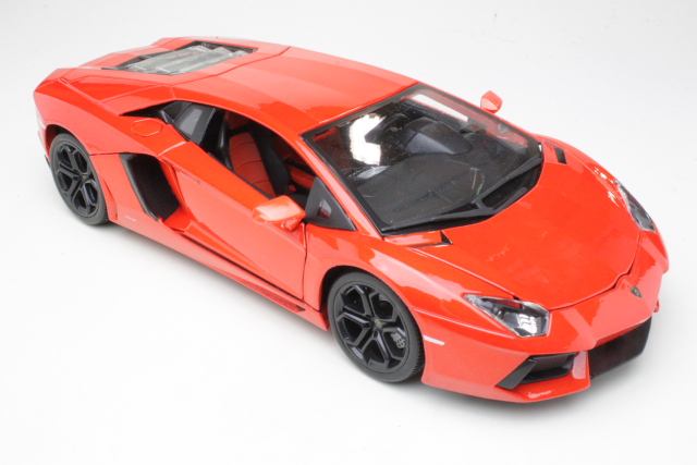 Lamborghini Aventador LP700-4 2011, oranssi