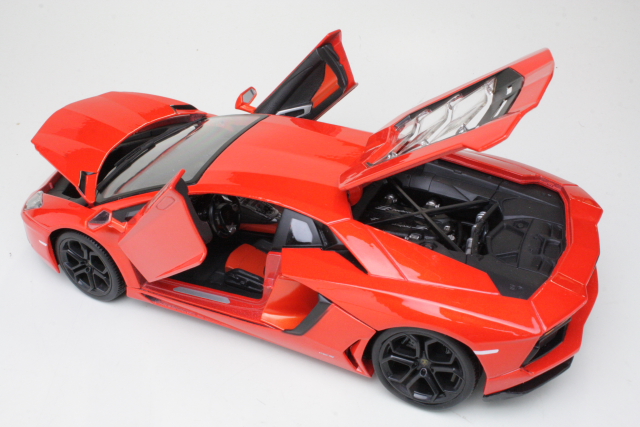 Lamborghini Aventador LP700-4 2011, oranssi