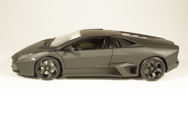 Lamborghini Reventon 2008, tummanharmaa