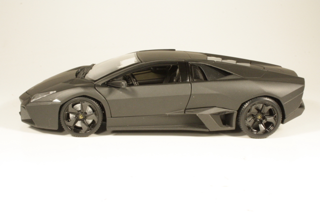 Lamborghini Reventon 2008, tummanharmaa - Sulje napsauttamalla kuva