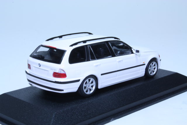 BMW 328i Touring (e46) 1999, valkoinen