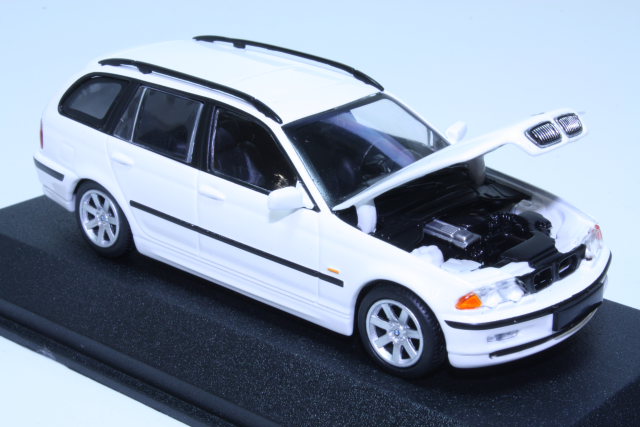 BMW 328i Touring (e46) 1999, valkoinen