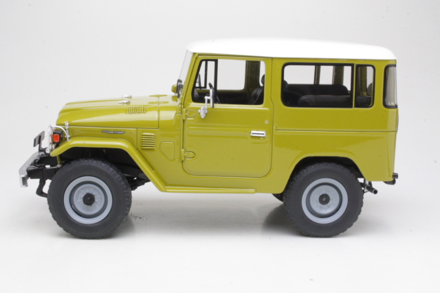 Toyota Landcruiser FJ40 1977, keltainen - Sulje napsauttamalla kuva