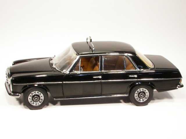 Mercedes 220D (w115) 1971 Taxi, musta