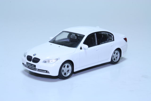 BMW M5, valkoinen