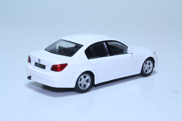 BMW M5, valkoinen