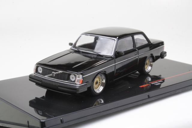 Volvo 242 1980, musta "customs"