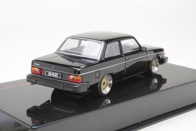 Volvo 242 1980, musta "customs"