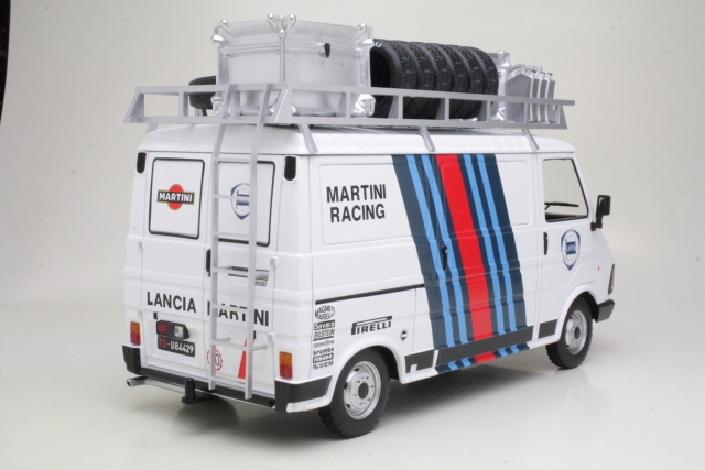 Fiat 242 1986 "Martini Rally Team" (with accessories tire rack) - Sulje napsauttamalla kuva