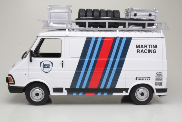 Fiat 242 1986 "Martini Rally Team" (with accessories tire rack) - Sulje napsauttamalla kuva