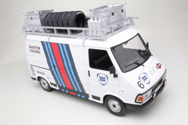 Fiat 242 1986 "Martini Rally Team" (with accessories tire rack) - Sulje napsauttamalla kuva