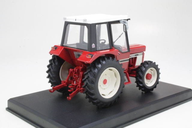 International 745S 1980, punainen